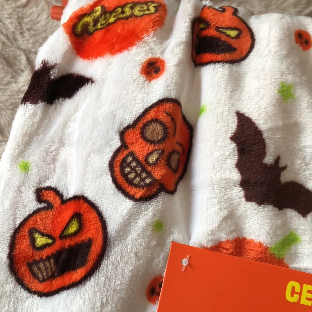 REESE’S Halloween Plush Throw Blanket - White with Orange Pumpkin Print
